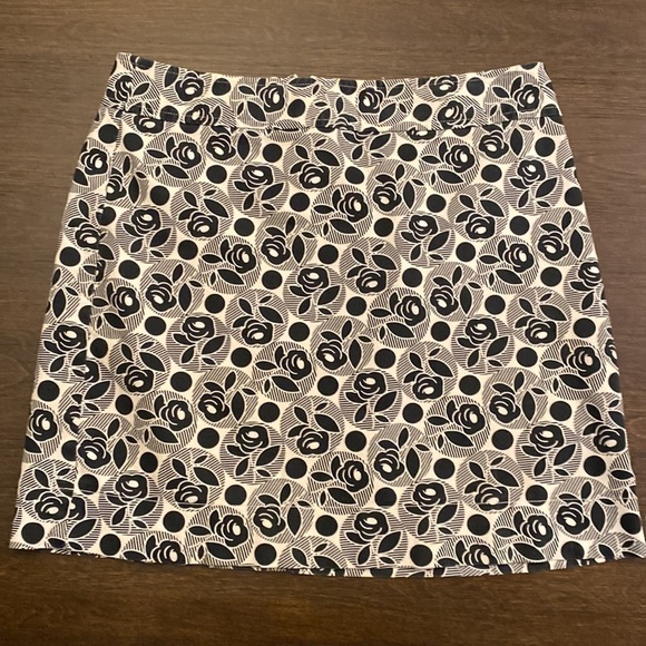 𝅺ann Taylor LOFT  stretch skirt white with black roses and hidden zipper size 6. - Picture 1 of 6